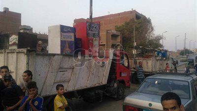 بالصور.. حملة لرفع الإشغالات بطريق البراجيل في الجيزة