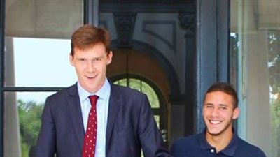 حكايات سفير بريطانيا مع المحترفين.. جون كاسن أول المرحبين بصلاح والنني في إنجلترا.. «يقف على الكرة» مع رمضان صبحي.. وتصريحه الشهير «ولاد المقاولون في كل حتة مسمعين»