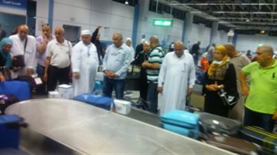 وصول ٨٠٠ من العاملين في قطر إلى مطار القاهرة لقضاء عطلتهم