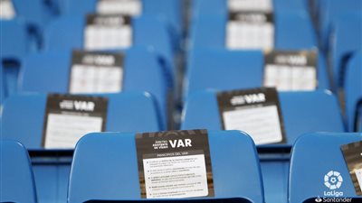 توزيع كُتيِّب على الجماهير في البرنابيو يشرح تقنية الفيديو