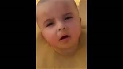 بالفيديو.. شخص يدفن رضيعا في الرمل يثير غضب السعوديين