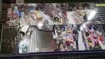 بالفيديو.. لحظة سرقة عائلة سوبر ماركت بالسعودية