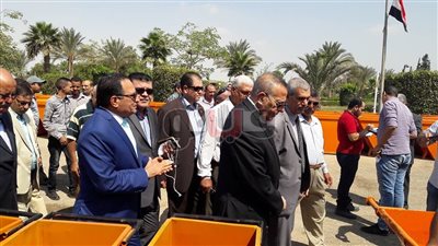 بالصور.. تسليم 5 سيارات نظافة و90 صندوق قمامة لقرى الجيزة