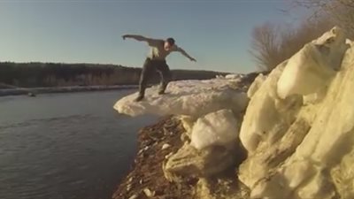 بالفيديو.. سقطات مروعة لمجموعة من الأشخاص في البحيرات