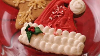 بالصور.. عجينة السكر لتزيين تورتة الكريسماس