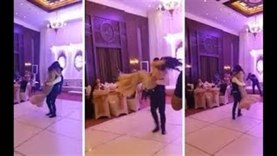 بالفيديو.. عريس يحمل عروسه ويرقص بها بطريقة رائعة