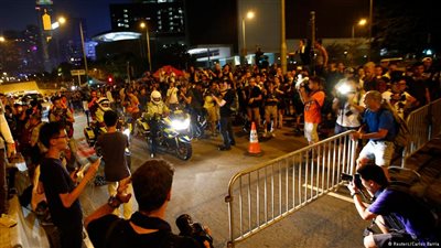 احتجاجات هونج كونج تدخل يومها السادس وتشل عمل الحكومة