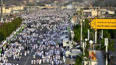 «لبيك اللهم لبيك».. الحجاج يؤدون الركن الأعظم بالحج بالوقوف على عرفة.. اللون الأبيض يكسو المشاعر المقدسة وسط دموع وخشوع ضيوف الرحمن.. و«الصحة السعودية» تستعد بـ150 فرقة و33 مركزًا 
