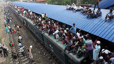 بالصور.. البنغاليون يعتلون أسطح القطارات لقضاء إجازة العيد مع أسرهم