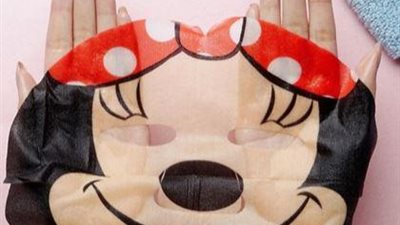 «ماسك للوجه» على شكل ميني ماوس لتدليل بشرة الفتيات