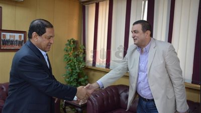 محافظ الغربية يبحث مع «البيئة» كيفية الاستفادة المثلى من قش الأرز