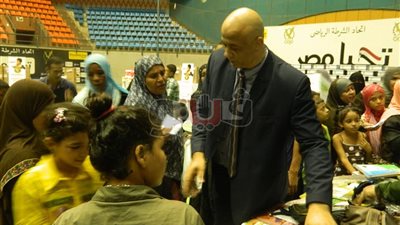 بالصور.. الداخلية توزع «شنط المدارس» على أبناء السجناء