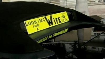 «ميكانيكي» يبحث عن «عروسة» بإعلان على زجاج سيارتيه الفارهتين