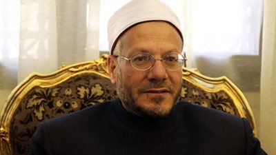 مفتي الجمهورية من «عرفات»: العيد فيه بهجة للنفس وإيمان للقلب ومتعة للجوارح.. فيه يتجلى التكافل والتآخي بين أفراد المجتمع.. ويدعو إلى نبذ الأفكار الهدامة والمتطرفة التي ترهب الناس وتهدد أمن ا