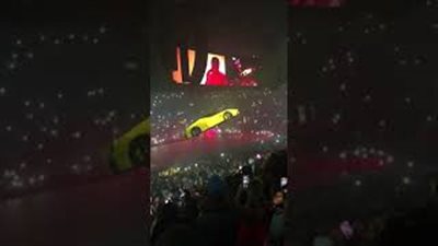 «فيراري» تطير فوق الجمهور خلال حفل المغني دريك (فيديو)