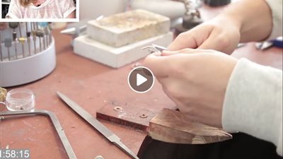 شاب يصنع خاتم زواج لحبيبته بنفسه (فيديو)