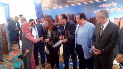 مدبولي يوزع عقود تمليك وحدات إسكان اجتماعي للمستحقين في المنيا