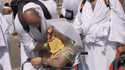 ماذا فعل حاج لوالدته المسنة لتخفيف لهيب الشمس بعرفات (صور)