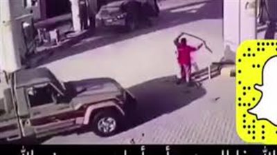 شاب يخاطر بحياته لإنقاذ محطة وقود من النيران (فيديو)