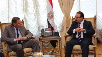 وزير الاتصالات يبحث مع شنايدر إليكتريك توسيع استثماراتها في مصر
