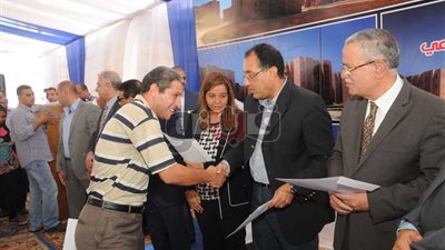وزير الإسكان ومحافظ المنيا يسلمان عقود 6844 وحدة