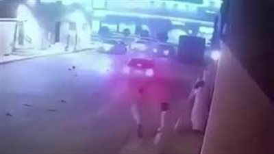 مشاجرة بين مجموعة أشخاص تتحول لدهس متعمد بالسيارات (فيديو)