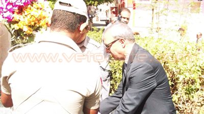 بالفيديو والصور.. محافظ قنا يضع الزهور على قبر الجندي المجهول