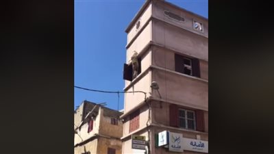 لحظة إنقاذ خروف سقط من فوق عمارة (فيديو)