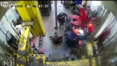 لحظة سحق يد عامل داخل ماكينة (فيديو)