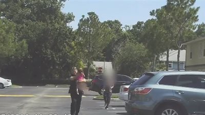 لحظة إنقاذ طفلة تركت محبوسة داخل سيارة في طقس شديد الحرارة (فيديو)