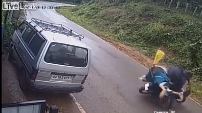 لحظة دهس دراجة نارية لـ«مسن» أثناء عبوره الطريق (فيديو)