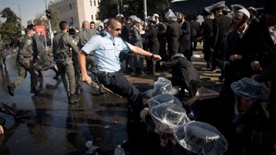 بالفيديو.. عنف الشرطة ضد المتدينين يثر ضجة بإسرائيل