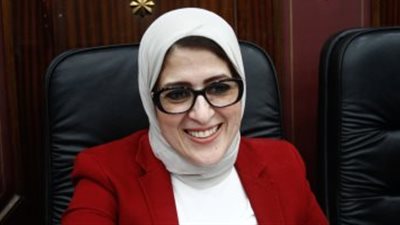 وزيرة الصحة تكرم فرد أمن أعاد حقيبة بها 100 ألف جنيه لمريض