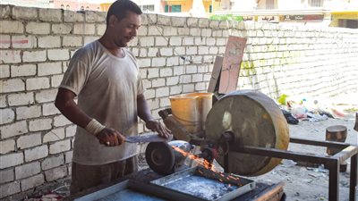 «سنان السكاكين» في مطروح.. «يا مهنة الغاليين» (فيديو وصور)