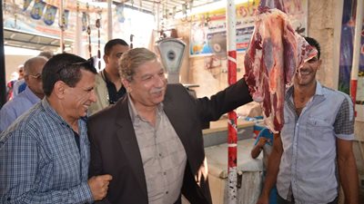 محافظ الإسماعيلية يتفقد المعرض الدائم للسلع الأساسية