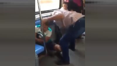 جدل واسع حول فيديو تعدي أفراد الأمن على طفل بالمترو.. النقل: البائع المتجول خالف نظام الركوب واستقل عربة السيدات.. عضو الاتحاد الدولي للنقل يطالب بالتحقيق في الواقعة.. وطبيب نفسي: طريقة غير حكيمة