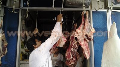 بالفيديو والصور.. إقبال متوسط على شراء اللحوم بأسوان