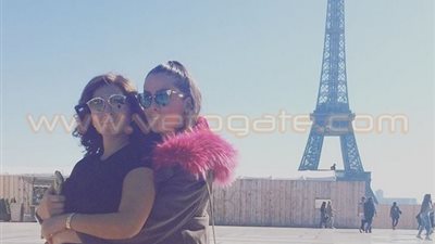 إليسا تفاجئ معجبيها بصورة مع صديقتها أمام برج إيفل