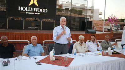 فودة يكرم عمال النظافة ويشيد بدورهم في نظافة شرم الشيخ (صور)