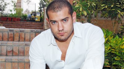 عمرو يوسف: حسابي على «فيس بوك» مزور