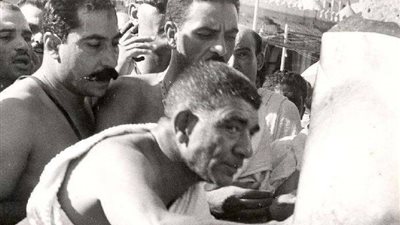 صورة نادرة للواء محمد نجيب يقبل «الحجر الأسعد»