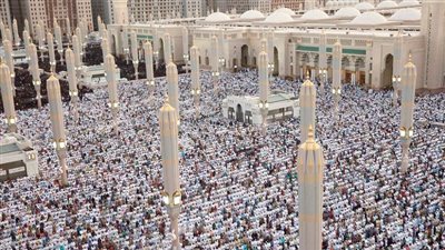 ضيوف الرحمن يؤدون صلاة عيد الأضحى بالحرم المكي