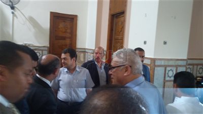 وزير الطيران يؤدي صلاة العيد في مطار القاهرة