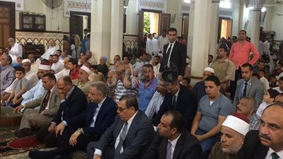 محافظ الفيوم يؤدي صلاة عيد الأضحى بمسجد ناصر الكبير (فيديو)