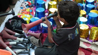 «زمارة وماسك».. فرحة الأطفال بساحة صلاة العيد في حدائق المعادي (صور)