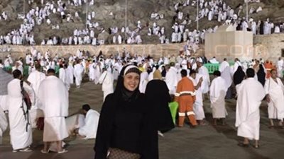 ياسمين عبد العزيز تنشر صورتها فوق جبل عرفات
