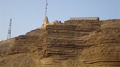 عودة: الطبيعة الصخرية للمقطم و15 مايو لا تتحمل التجمعات السكانية