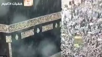 بالفيديو.. أمطار الخير تعانق الحرم المكي الشريف