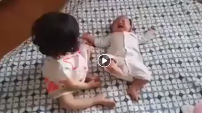 تصرف صادم لطفلة يبكي شقيقها الرضيع (فيديو)