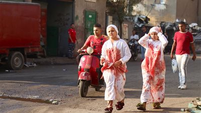 اللعب في بركة دماء الأضاحي.. فرحة العيد(صور)